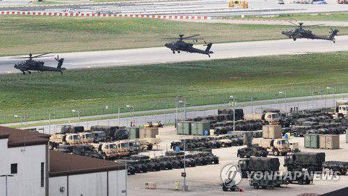 분주하게 움직이는 아파치 헬기(평택=연합뉴스) 홍기원 기자 = 한미 군 당국이 '을지 자유의 방패'(UFS·을지프리덤실드) 연합훈련을 시작한 22일 경기도 평택시 캠프 험프리스에서 아파치 헬기가 분주하게 움직이고 있다. 2022.8.22 xanadu@yna.co.kr