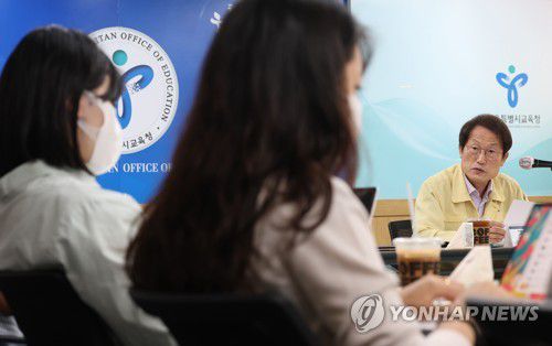 '2학기 정상 등교·대면 수업 원칙'(서울=연합뉴스) 이지은 기자 = 조희연 서울시교육감이 23일 오전 서울 종로구 서울시교육청에서 기자간담회를 갖고 코로나19 대응 2학기 학사 방안 관련 발언을 하고 있다. 2022.8.23 jieunlee@yna.co.kr