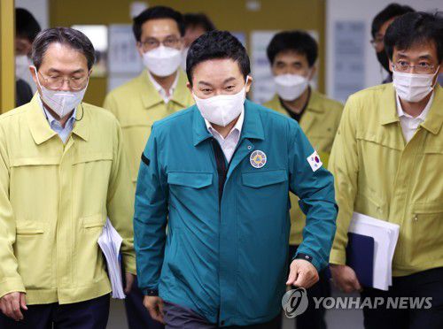 기자간담회 참석하는 원희룡 국토부 장관(세종=연합뉴스) 김주형 기자 = 원희룡 국토교통부 장관(가운데)이 23일 오전 세종시 정부세종청사에서 열린 기자간담회에 입장하고 있다. 2022.8.23 kjhpress@yna.co.kr