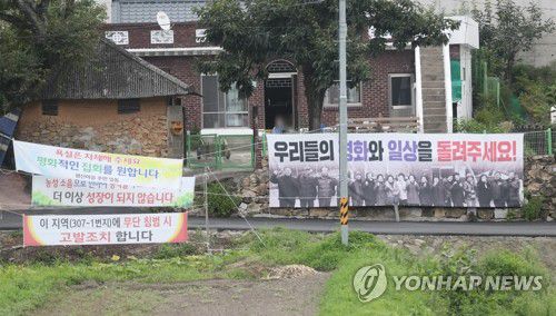 평산마을 일상 회복(양산=연합뉴스) 김동민 기자 = 문재인 전 대통령 사저 경호 강화 이튿날인 23일 경남 양산시 하북면 평산마을 문 전 대통령 내외 사저 근처에서 한 주민이 마당에 나와 주위를 둘러보고 있다. 2022.8.23 image@yna.co.kr