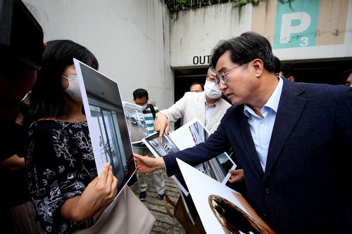 1기 신도시 아파트 주민 만난 김동연 경기지사(수원=연합뉴스) 24일 오후 김동연 경기도지사가 김병욱 국회의 등과 함께 성남시 분당구 샛별마을 삼부아파트를 방문해 1기 신도시 노후아파트 현장을 둘러보며 주민과 대화를 나누고 있다. 2022.8.24 [경기도 제공. 재배포 및 DB 금지]