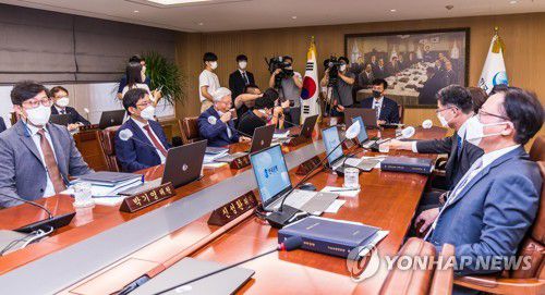 금융통화위원회 정기회의(서울=연합뉴스) 이창용 한국은행 총재가 25일 오전 서울 중구 한국은행에서 열린 금융통화위원회 정기회의를 주재하고 있다. 2022.8.25 [사진공동취재단] photo@yna.co.kr