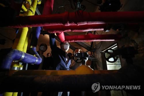 1기 신도시 찾은 김동연 경기도지사(고양=연합뉴스) 임병식 기자 = 김동연 경기도지사(가운데)가 26일 경기도 고양시 일산동구 백송마을 5단지를 찾아 지하실의 배관을 살펴보고 있다. 2022.8.26 andphotodo@yna.co.kr