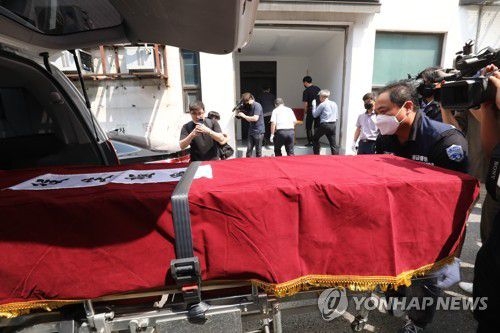 세 모녀의 마지막 길(수원=연합뉴스) 권준우 기자 = 26일 오전 경기도 수원시 권선구 수원중앙병원 장례식장에서 열린 '수원 세모녀' 발인식에서 수원시 관계자들이 세 모녀의 관을 옮기고 있다. 2022.8.26 [공동취재] stop@yna.co.kr