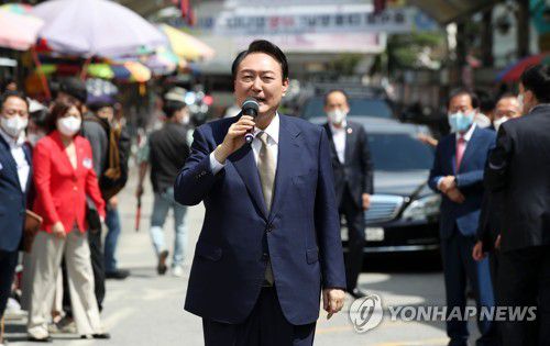 대구 서문시장 찾은 윤석열 대통령(대구=연합뉴스) 서명곤 기자 = 윤석열 대통령이 26일 오후 대구 중구 서문시장을 방문, 시민들에게 인사말을 하고 있다. 2022.8.26 seephoto@yna.co.kr