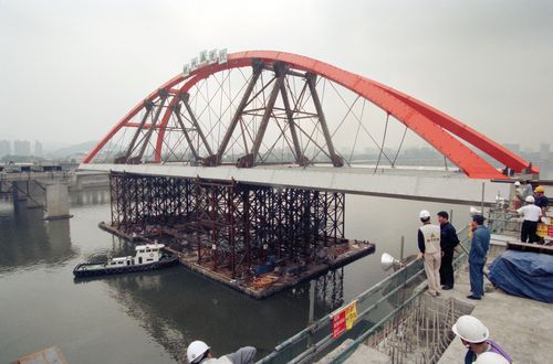 서강대교 교량상판 조립 광경. 서강대교는 1999년 최종 완공됐다. 1996년 [연합뉴스 자료사진]