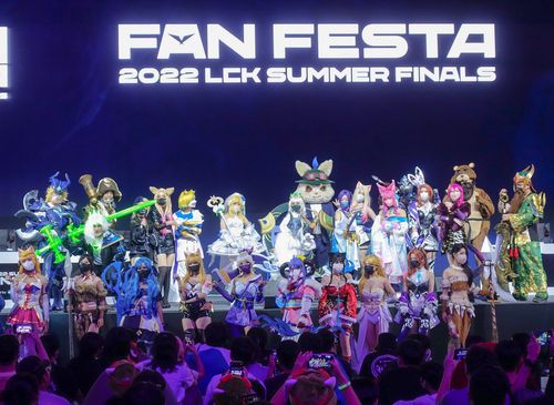 화려한 코스프레 '찰칵'    (강릉=연합뉴스) 김주환 기자 = 27일 강원 강릉시 강릉올림픽파크 스피드스케이팅 경기장에서 열린 'LCK 팬 페스타' 행사에서 코스튬 플레이어들이 관객들 앞에서 포토타임을 갖고 있다. 2022.8.27 jujuk@yna.co.kr