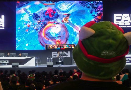 경기 지켜보는 LoL 팬    (강릉=연합뉴스) 김주환 기자 = 27일 강원 강릉시 강릉올림픽파크 스피드스케이팅 경기장에서 열린 'LCK 팬 페스타' 행사에서 게임 캐릭터 '티모' 모자를 쓴 시민이 이벤트 매치를 관람하고 있다. 2022.8.27 jujuk@yna.co.kr