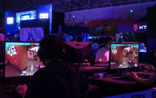 발로란트 플레이하는 관람객들    (강릉=연합뉴스) 김주환 기자 = 27일 강원 강릉시 강릉올림픽파크 스피드스케이팅 경기장에서 열린 'LCK 팬 페스타' 행사에서 관람객들이 라이엇게임즈의 1인칭 슈팅게임 '발로란트'를 플레이하고 있다. 2022.8.27 jujuk@yna.co.kr