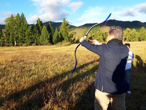 박진 외교부 장관 활쏘기 체험(울란바토르=연합뉴스) 이정진 기자 = 박진 외교부 장관이 29일 몽골 테를지 국립공원에서 몽골 활쏘기 체험을 하고 있다. 2022.8.29 transil@yna.co.kr
