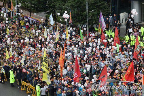 한강대로 메운 농민들(서울=연합뉴스) 류영석 기자 = 29일 오후 서울역 앞 한강대로에서 열린 농민 총궐기 대회에서 참가자들이 농가 경영 불안 해소 대책 마련을 촉구하며 구호를 외치고 있다. 2022.8.29 ondol@yna.co.kr