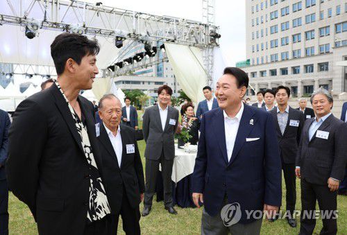 대화하는 윤석열 대통령과 배우 정우성(서울=연합뉴스) 윤석열 대통령이 12일 오후 서울 용산 대통령실 청사 잔디마당에서 열린 영화관계자 초청 만찬에서 배우 정우성과  대화하고 있다.     이날 만찬에는 한국 배우 최초로 칸국제영화제에서 남우주연상을 받은 배우 송강호(영화 브로커)와 감독상을 수상한 박찬욱 감독(영화 헤어질 결심)등이 참석했다. 2022.6.12 [대통령실 제공. 재판매 및 DB금지] jeong@yna.co.kr