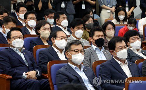 국민의힘 의원총회(서울=연합뉴스) 백승렬 기자 = 30일 국회에서 열린 국민의힘 의원총회에서 참석 의원들이 권성동 원내대표의 발언을 듣고 있다. 2022.8.30 [국회사진기자단] srbaek@yna.co.kr