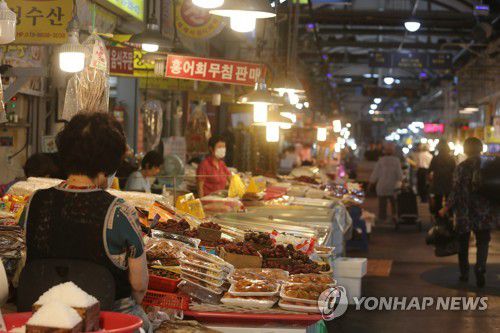 추석 앞두고도 한가한 양동시장(광주=연합뉴스) 차지욱 기자 = 추석을 열하루 앞둔 30일 오후 광주 서구 양동시장에서 상인들이 한가한 시장 골목을 바라보고 있다. 2022.8.30 uk@yna.co.kr