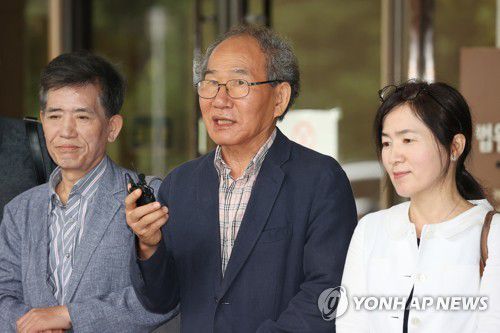 재판 마치고 입장 밝히는 긴급조치 9호 피해자들(서울=연합뉴스) 신현우 기자 = 유영표 사단법인 긴급조치사람들 대표(가운데)가 30일 오후 서울 서초구 대법원 앞에서 대법원 판결에 대해 입장을 밝히고 있다.     대법원 전원합의체(주심 김재형 대법관)는 이날 박정희 전 대통령이 발령한 긴급조치 9호의 피해자와 그 가족 71명이 대한민국을 상대로 낸 손해배상소송 상고심에서 원고 패소로 판결한 원심을 파기하고 사건을 서울고법으로 돌려보냈다. 2022.8.30 nowwego@yna.co.kr