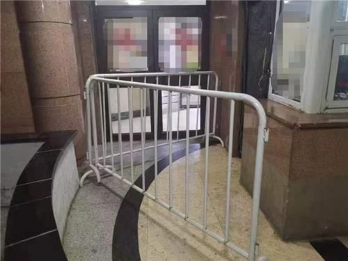 봉쇄 아파트 현관에 설치된 철제 가림막[독자 제공]