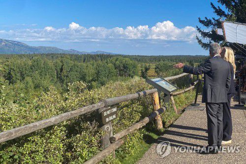 지난 26일(현지시간) 잭슨홀 회의 장소인 미국 와이오밍주 잭슨홀에서 대화 중인 제롬 파월 미국 연방준비제도(Fed·연준) 의장과 레이얼 브레이너드 연준 부의장, 존 윌리엄스 뉴욕 연방준비은행(연은) 총재. 2022.08.31 [로이터 연합뉴스 자료사진. 재판매 및 DB 금지]