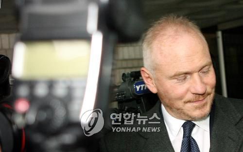 법정 나서는 존 그레이켄 론스타 회장존 그레이켄 론스타 회장이 2008년 1월 11일 오전 유회원 론스타코리아 대표의 외환카드 주가조작 사건 공판에 출석,증언을 한뒤 휴정을 하자 서울중앙지법을 나서고 있다. [연합뉴스 자료사진]