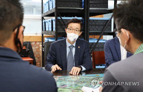 세종전통시장 방문한 방문규 국무조정실장(세종=연합뉴스) 방문규 국무조정실장(가운데)이 30일 오후 추석 명절을 앞두고 세종시 조치원읍에 있는 세종전통시장을 방문해 관계자들과 대화하며 현장 물가 등을 점검하고 있다. 2022.8.30 [총리실 제공. 재판매 및 DB 금지] photo@yna.co.kr