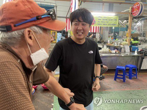 대구 방촌시장 찾은 이준석 전 대표(대구=연합뉴스) 김현태 기자 = 국민의힘 이준석 전 대표가 30일 오후 대구 동구 방촌시장을 찾아 시민들과 인사하고 있다. 2022.8.30 mtkht@yna.co.kr