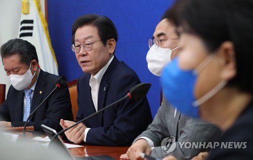 발언하는 이재명(서울=연합뉴스) 이정훈 기자 = 더불어민주당 이재명 대표가 31일 오전 국회에서 열린 최고위원회의에서 발언하고 있다. 2022.8.31 [국회사진기자단] uwg806@yna.co.kr