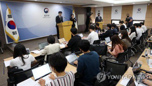 론스타 판정 관련 브리핑하는 한동훈(과천=연합뉴스) 신준희 기자 = 한동훈 법무부 장관이 31일 오후 정부과천청사 법무부에서 론스타 국제투자분쟁(ISDS) 사건 판정 관련 브리핑을 하고 있다. 2022.8.31 [공동취재] hama@yna.co.kr