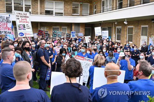 1일 호주 뉴사우스웨일스에서 간호사와 조산사가 처우 개선을 요구하고 있다.[AFP 연합뉴스 자료사진. 재판매 및 DB 금지]