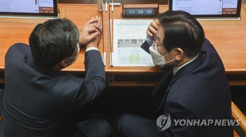 대화하는 이재명 대표(서울=연합뉴스) 백승렬 기자 = 더불어민주당 이재명 대표(오른쪽)와 전해철 의원이 1일 국회에서 열린 본회의에서 대화를 나누고 있다. 2022.9.1 [국회사진기자단] srbaek@yna.co.kr