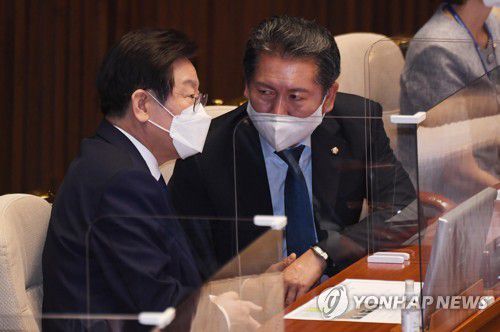 대화하는 이재명 대표와 정청래 최고위원(서울=연합뉴스) 하사헌 기자 = 더불어민주당 이재명 대표와 정청래 최고위원이 1일 서울 여의도 국회 본회의장에서 열린 제400회 국회(정기회) 1차 본회의에서 대화하고 있다.  2022.9.1 [국회사진기자단] toadboy@yna.co.kr