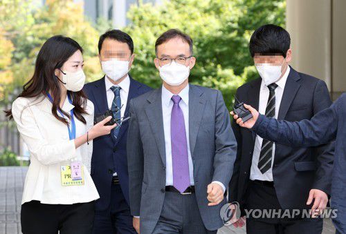 증인으로 출석하는 문무일 전 검찰총장(서울=연합뉴스) 박동주 기자 = 문무일 전 검찰총장이 2일 오후 김학의 전 법무부 차관에 대한 불법 출국금지 사건 수사를 무마하려 한 혐의로 기소된 이성윤 전 서울고검장의 1심 속행공판에 증인으로 출석하기 위해 서초구 서울중앙지방법원 법정으로 향하고 있다. 2022.9.2 pdj6635@yna.co.kr