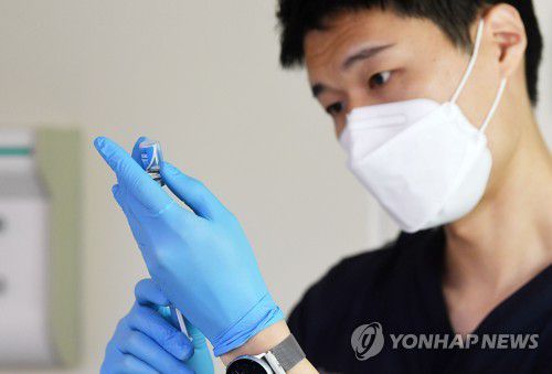 원숭이두창 백신 접종 준비하는 의료진(서울=연합뉴스) 사진은 지난 6월 27일 서울 중구 국립중앙의료원에서 한 의료진이 동결건조된 원숭이두창 백신을 접종 준비하고 있는 모습. [연합뉴스 자료사진]