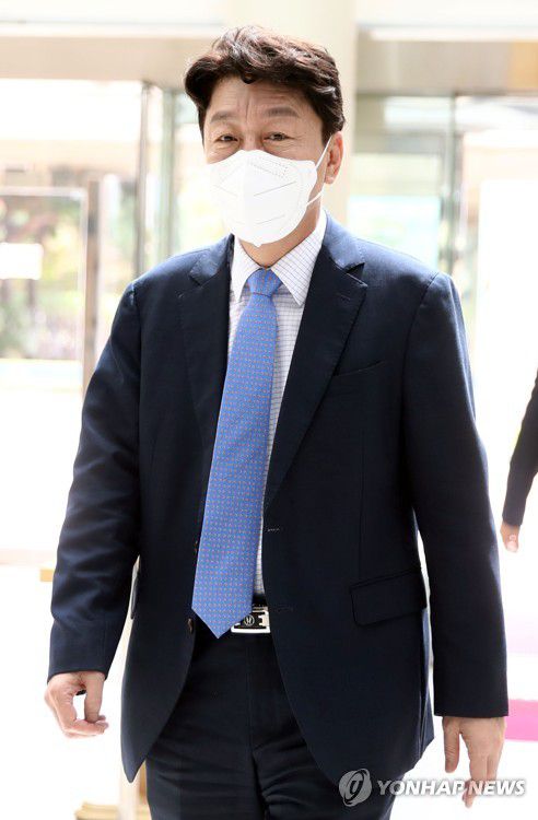 우범기 전주시장 '공직선거법 위반 혐의' 경찰 출석(전주=연합뉴스) 나보배 기자 = 우범기 전주시장이 '선거브로커 연루 의혹' 관련 조사를 받기 위해 3일 오후 전북 전주시 완산구 전북경찰청으로 출석하고 있다. 우 시장은 시민·사회단체로부터 공직선거법 위반 혐의로 고발당했다. 2022.9.3 warm@yna.co.kr