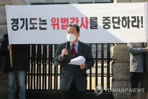 조광한 전 경기 남양주시장(서울=연합뉴스) 조광한 전 경기 남양주시장이 시장 재직 시절인 2020년 11월 26일 서울 종로구 헌법재판소에 경기도의 감사에 대한 권한쟁의 심판을 청구하면서 입장을 발표하고 있다. 2022.9.4 [연합뉴스 자료사진]