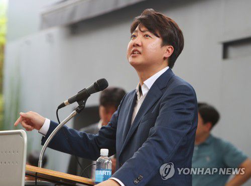 눈시울 붉힌 이준석 전 대표(대구=연합뉴스) 박세진 기자 = 국민의힘 이준석 전 대표가 4일 오후 대구 중구 김광석 거리에서 당원들과 만나 발언하던 중 눈시울을 붉히고 있다. 이 전 대표는 기자회견 방식으로 지역 당원들과 시민들을 만났다. 2022.9.4 psjpsj@yna.co.kr