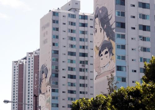 부천 송내대로 인근 아파트 외벽에 그려진 만화벽화(부천=연합뉴스) 윤태현 기자 = 지난 1일 오후 경기도 김포시 상동 송내대로 은근 아파트 외벽에 만화 캐릭터가 그려져 있다. 2022.9.2 tomatoyoon@yna.co.kr (끝)