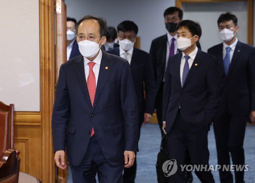 한자리에 모인 경제, 금융당국 수장들(서울=연합뉴스) 신준희 기자 = 5일 오전 중구 은행회관에서 열리는 비상 거시경제 금융회의에 추경호 경제부총리 겸 기획재정부 장관(왼쪽부터)과 최상목 대통령실 경제수석, 이창용 한국은행 총재, 김주현 금융위원장, 이복현 금융감독원장이 입장하고 있다. 2022.9.5 hama@yna.co.kr