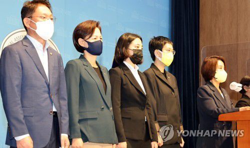 정의당 당원 총투표 관련 의원단 합동 기자회견(서울=연합뉴스) 하사헌 기자 = 정의당 이은주 비상대책위원장과 의원들이 5일 오전 여의도 국회 소통관에서 당원 총투표 관련 의원단 합동 기자회견을 하고 있다. 오른쪽부터 이은주 비상대책위원장, 장혜영, 류호정, 강은미, 배진교 의원. 2022.9.5 toadboy@yna.co.kr