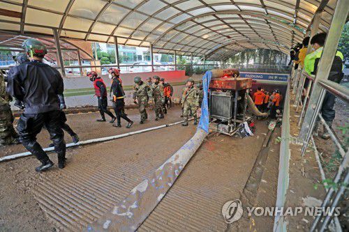 지하주차장에서 나오는 수색팀(포항=연합뉴스) 손대성 기자 = 7일 오전 경북 포항시 남구 인덕동 한 아파트 지하주차장에서 소방, 해병대, 해경으로 구성된 합동 수색팀이 추가 실종자가 있는지 수색한 뒤 나오고 있다. 2022.9.7 sds123@yna.co.kr