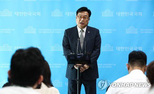 답변하는 정진석 국회부의장(서울=연합뉴스) 백승렬 기자 = 국민의힘 비상대책위원장직을 수락한 정진석 국회 부의장이 7일 오후 서울 여의도 국회 소통관에서 기자회견을 마친 뒤 취재진의 질문에 답변하고 있다. 2022.9.7 [국회사진기자단] srbaek@yna.co.kr