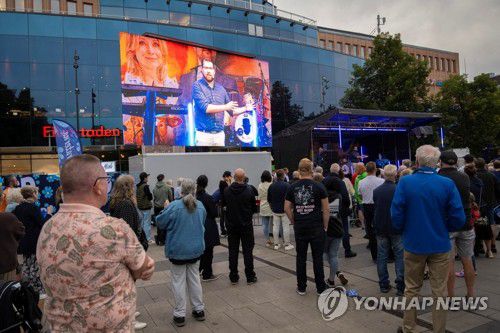 총선 앞두고 지방 유세하는 스웨덴 민주당 대표(예블레 로이터/TT=연합뉴스) 극우성향인 스웨덴 민주당의 지미 아케손 대표가 9월 11일의 총선을 앞두고 지난달 23일(현지시간) 예블레의 광장에서 유세하고 있다. 2022.08.24 jsmoon@yna.co.kr
