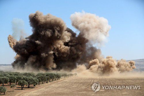시리아 북서부 반군 거점 폭격 모습[AFP 연합뉴스 자료사진. 재판매 및 DB 금지]