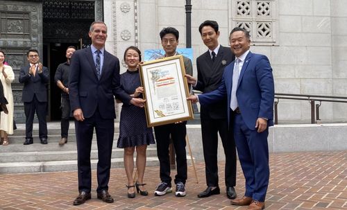 '오징어 게임의 날' 제정 결의안을 들고 포즈를 취한 참석자들(로스앤젤레스=연합뉴스) 정윤섭 특파원 = 오징어 게임의 황동혁 감독, 배우 이정재 등이 '오징어 게임의 날' 제정 결의안을 들고 포즈를 취하고 있다. jamin74@yna.co.kr 2022.09.10.