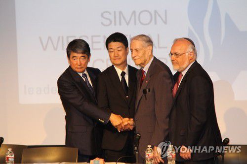 미쓰비시, 美 전쟁포로에 사과(로스앤젤레스=연합뉴스) 기무라 히카루 미쓰비시머티리얼 상무가 2015년 7월 19일(현지시간) 2차 세계대전 당시 미군 강제노동 피해자인 제임스 머피(94) 씨를 미국 로스앤젤레스(LA) 시내 유대인 인권단체 시몬 비젠탈 센터에서 만나 악수하고 있다. 왼쪽부터 오카모토 유키오 미쓰비시머티리얼 사외이사, 기무라 상무, 머피 씨, 센터 부소장이자 랍비인 쿠퍼 씨. [연합뉴스 자료사진]