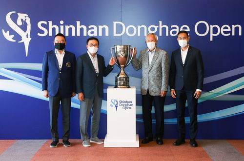 구자철(왼쪽부터), 조용병 회장, 아오키 이사오 회장, 조 민 탄트 커미셔너.[신한금융그룹 제공. 재판매 및 DB 금지]