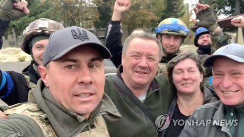 하르키우 되찾은 군인과 기뻐하는 주민들[로이터=연합뉴스 자료사진. 재판매 및 DB 금지]