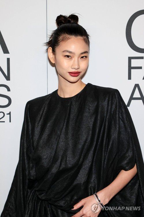 미 패션디자이너협회 시상식 참석하는 배우 정호연[연합뉴스 자료사진]