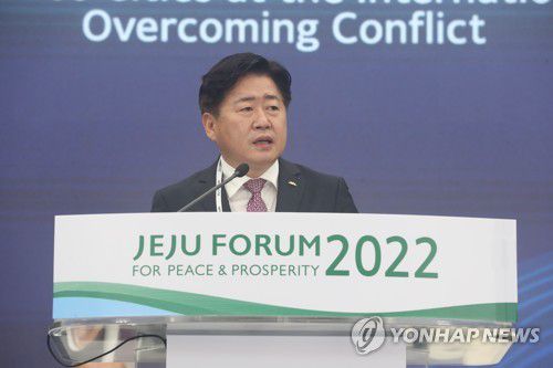 제주포럼서 기조연설 하는 오영훈 제주지사(서귀포=연합뉴스) 박지호 기자 = 14일 오후 서귀포시 제주국제컨벤션센터에서 열린 '제17회 평화와 번영을 위한 제주포럼'의 '글로벌 평화도시 연대' 세션에서 오영훈 제주지사가 기조연설을 하고 있다. 2022.9.14 jihopark@yna.co.kr