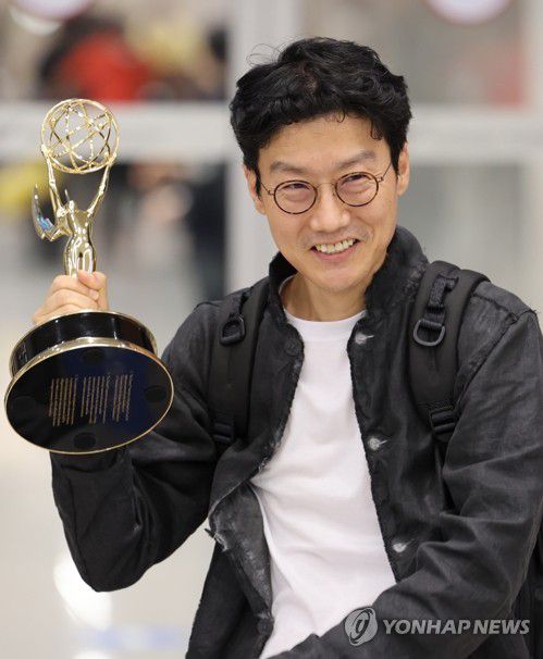 귀국한 '오징어게임' 황동혁 감독(영종도=연합뉴스) 김인철 기자 = 제74회 에미상 시상식에서 드라마 부문 감독상을 수상한 넷플릭스 한국 시리즈 '오징어게임'의 황동혁 감독이 15일 오후 인천국제공항 2터미널로 귀국, 트로피를 들어보이고 있다. 2022.9.15 yatoya@yna.co.kr