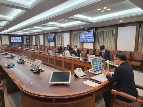 화상회의 주재하는 이원석 검찰총장(오른쪽)[대검찰청 제공. 재판매 및 DB 금지]