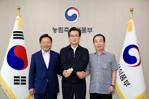 정황근 장관, 낙농가 단체 대표들과 낙농제도 개편 논의(서울=연합뉴스) 정황근 농림축산식품부 장관(가운데)이 지난 3일 낙농가 단체 대표들과 낙농제도 개편에 관해 논의한 후 손을 맞잡고 기념 촬영하고 있다. 2022.9.6 [농림축산식품부 제공. 재판매 및 DB 금지] photo@yna.co.kr